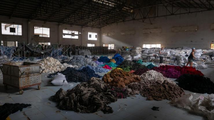 El reciclaje de ropa ayudaría a disminuir el impacto ambiental