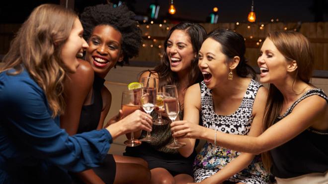 Las razones del aumento en el consumo de alcohol entre las mujeres