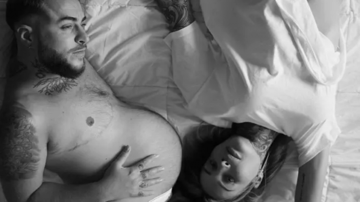 Calvin Klein causa revuelo por modelo trans embarazado en su campaña
