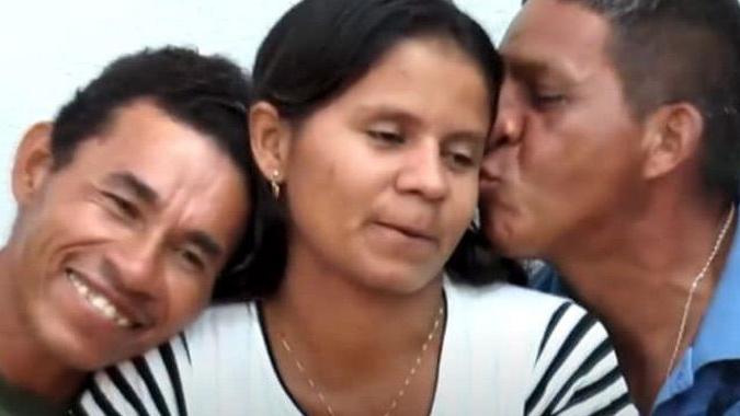 Mujer brasileña convive con su esposo y su amante