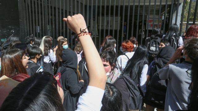 Estudiantes protestan  afuera del Instituto Nacional por denuncias de abuso y acoso sexual