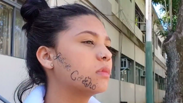 "Cuando miré, ya no era yo": Joven acusa a su ex pareja de tatuarle a la fuerza su nombre 