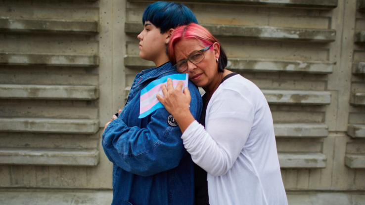 Madre se convirtió en activista LGBTIQ+ para apoyar a su hijo transgénero: "Por él haría lo que fuera"