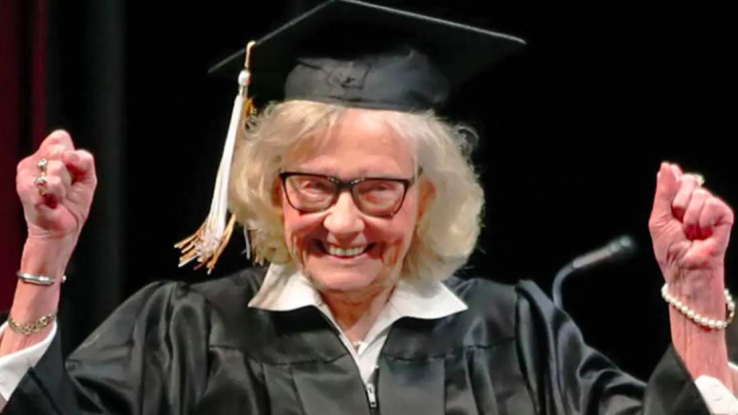 Mujer de 84 años retomó sus estudios y se graduó 7 décadas después de dejar la universidad