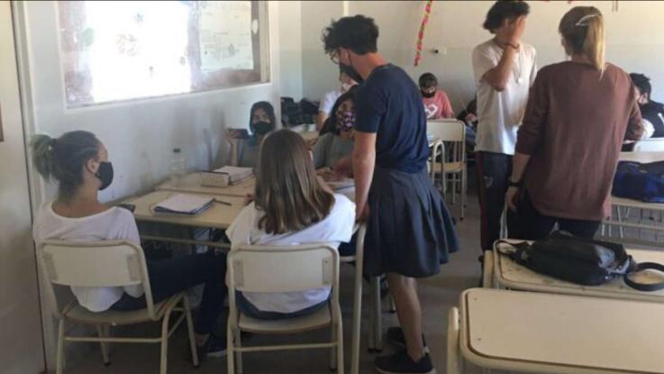 Joven va con falda al colegio en Argentina