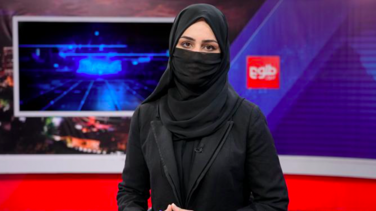 Presentadoras de TV en Afganistán fueron obligadas a cubrirse el rostro para salir al aire