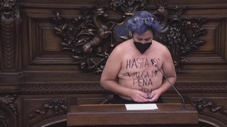 Alejandra Pérez dio discurso a torso desnudo
