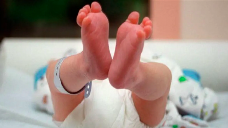 Muere bebé a dos horas de nacer: sus padres eran hermanos 