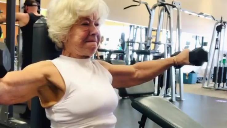 Mujer de 70 años haciendo pesas