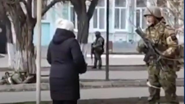 Elogiaron su valentía:  Ucraniana se hizo viral tras enfrentar de una especial manera a militares rusos