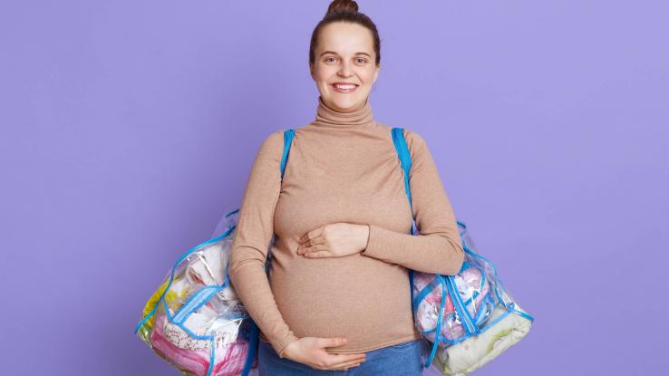 Mujer embarazada con dos bolsos